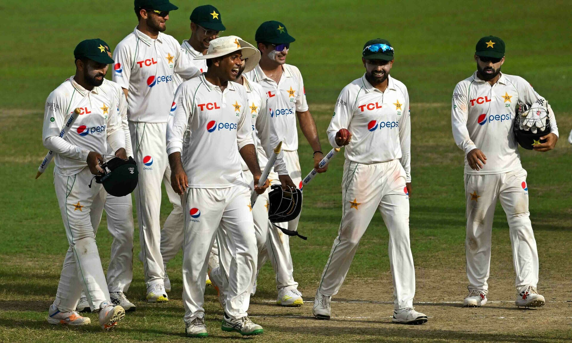Pakistan crush Sri Lanka by an innings and 222 runs, sweep series series . Pakistan crush