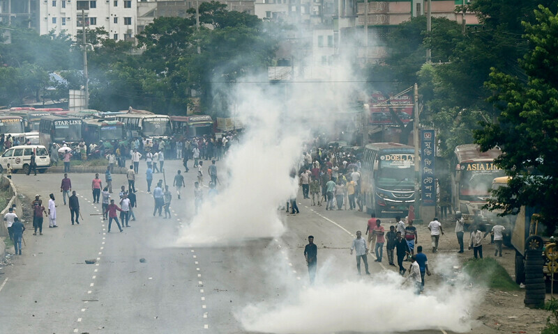 Bangladesh police clash with protesters blockading capital . Bangladesh police clashed with protesters blocking capital .