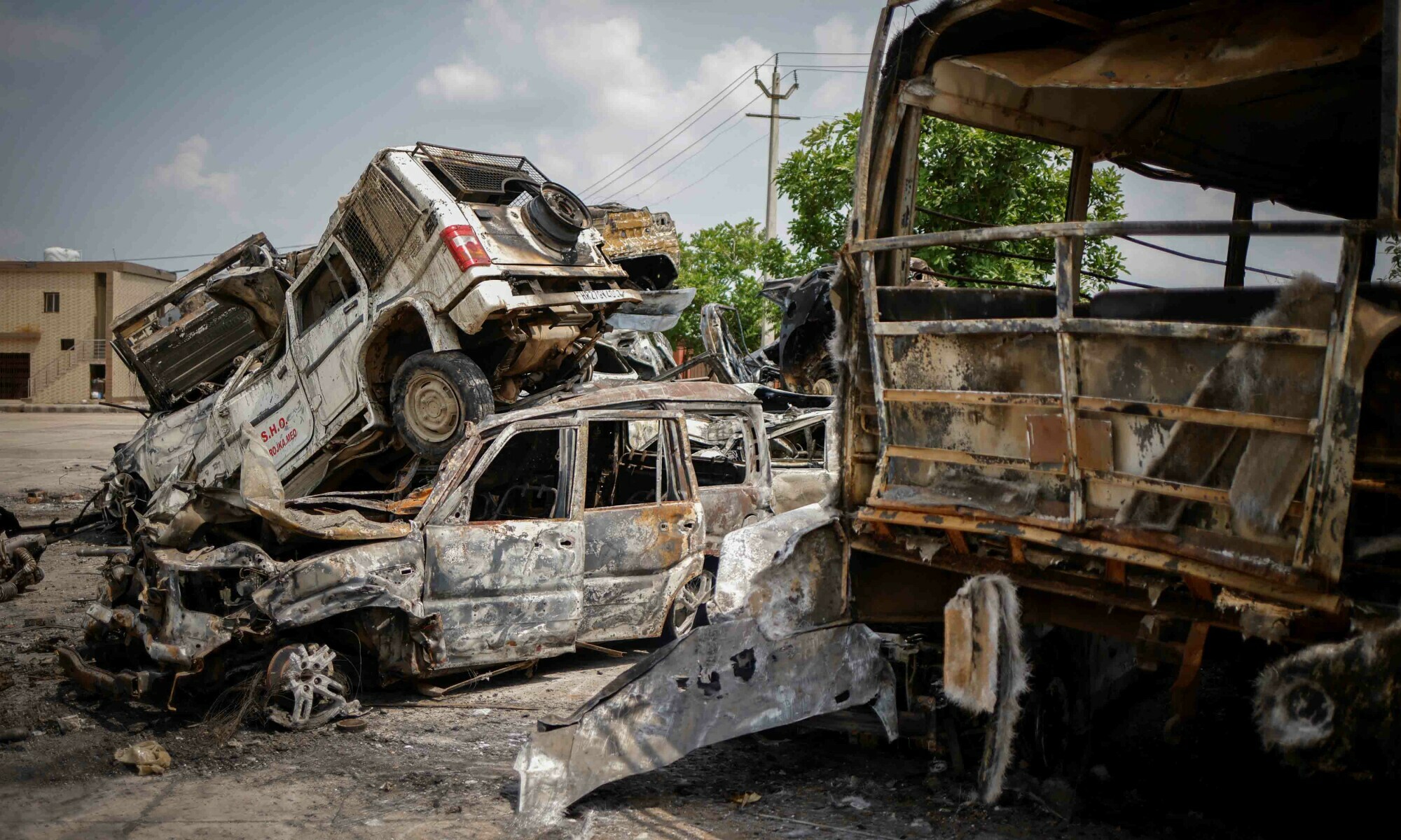 Death toll in Hindu-Muslim riots near India’s capital rises to 6 .