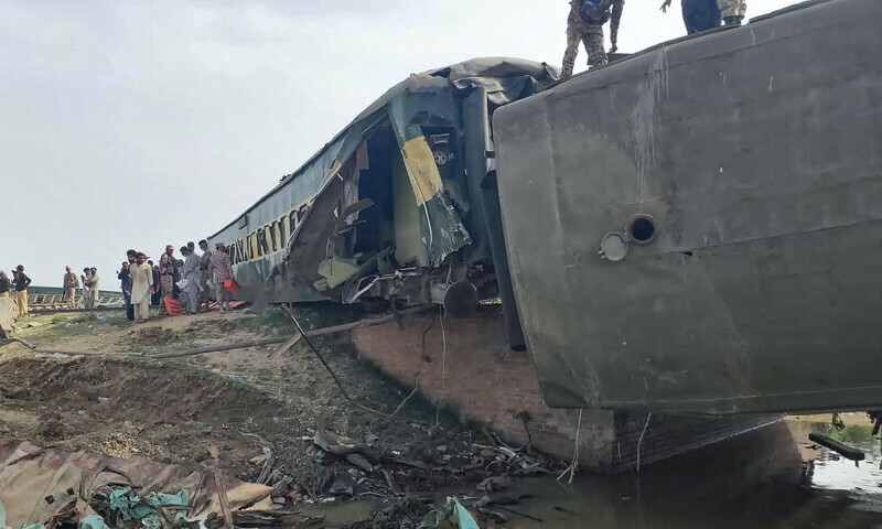 At least 30 killed, several injured as train derails near Nawabshah near