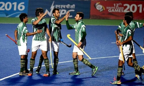 Pakistan hockey squad crosses border for Asian Champions Trophy . Pakistan team will play in Asian Champions